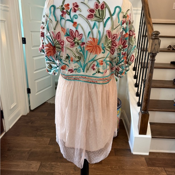 Tassels N Lace NWOT Floral Embroidered High/ Low Top with Sheer Overlay - Picture 2 of 6